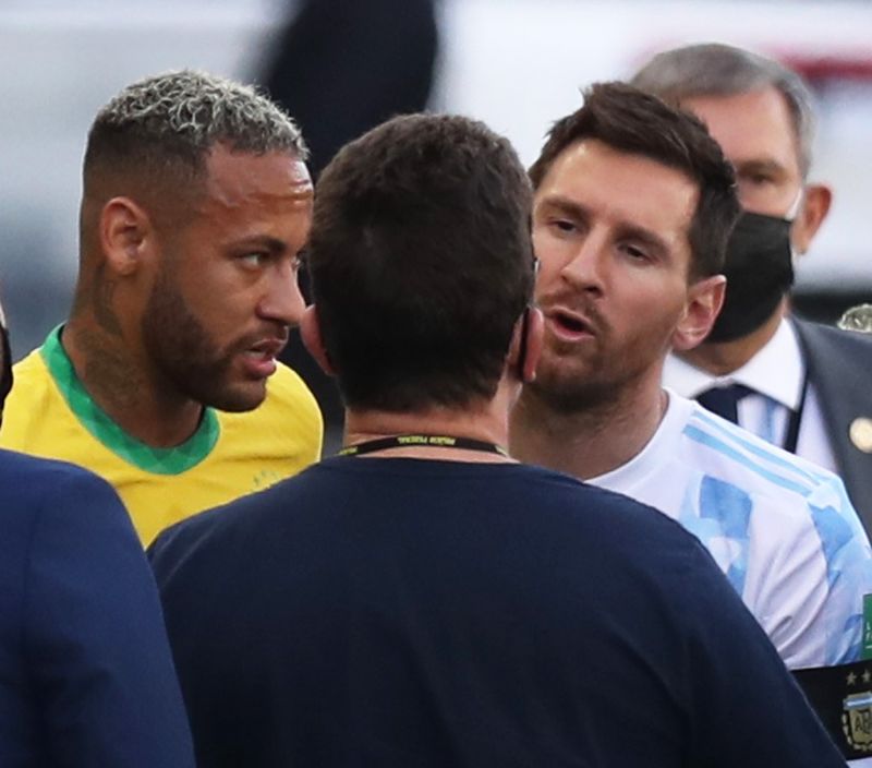 &copy; Reuters. Messi e Neymar durante paralisação de jogo Brasil x Argentina pelas eliminatórias da Copa em São Paulo
05/09/2021
REUTERS/Amanda Perobelli