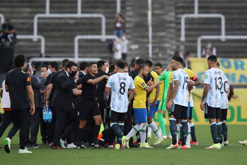 © Reuters. لقطة من مباراة الأرجنتين والبرازيل في كرة القدم التي الغيت في 2021. رويترز