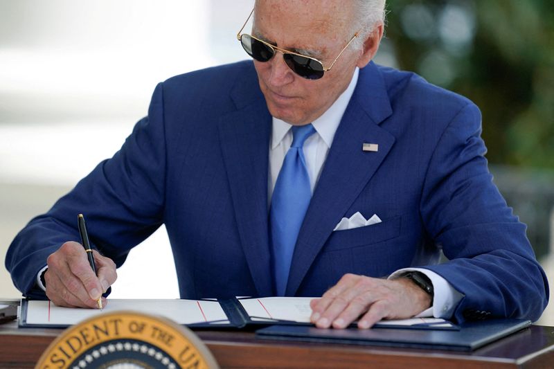 &copy; Reuters. FILE PHOTO: U.S President Joe Biden signs two bills aimed at combating fraud in the COVID-19 small business relief programs at the White House in Washington, U.S., August 5, 2022. Evan Vucci/Pool via REUTERS