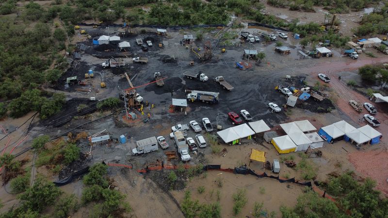 &copy; Reuters. Una vista aérea de una mina de carbón en El Pinabete donde unos mineros permanecen atrapados luego de que colapsara en Sabinas, estado de Coahuila, México, 15 de agosto de 2022. REUTERS/Daniel Becerril