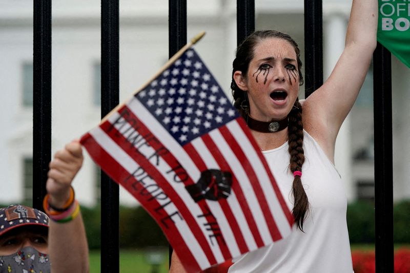 © Reuters. FILE PHOTO: A demonstrator shouts outside the White House during a Women's March protest in the wake of the U.S. Supreme Court's decision to overturn the landmark Roe v. Wade abortion decision in Washington, D.C., U.S., July 9, 2022. REUTERS/Joshua Roberts