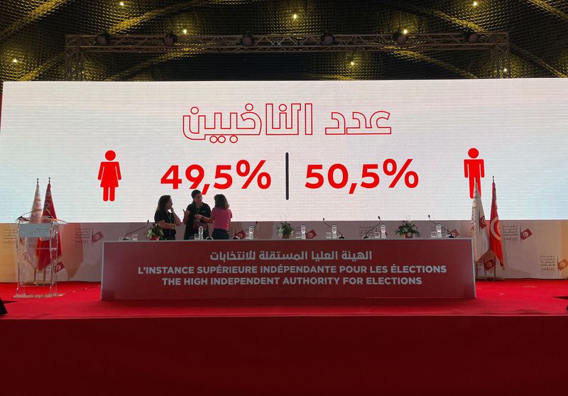&copy; Reuters. شاشة إلكترونية تعرض نتائج التصويت في الاستفتاء على الدستور الجديد في تونس يوم 26 يوليو تموز 2022. رويترز
