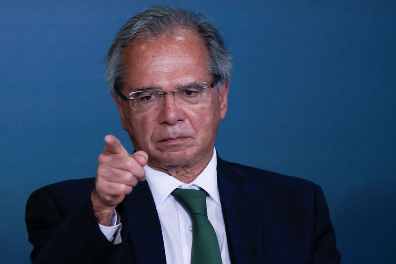 &copy; Reuters. Ministro da Economia, Paulo Guedes, gesticula durante cerimônia no Palácio do Planalto
29/06/2022
REUTERS/Ueslei Marcelino