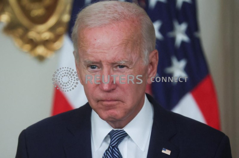 &copy; Reuters. El presidente de Estados Unidos, Joe Biden, hace una pausa mientras habla durante la ceremonia de firma de la "Ley de Reducción de la Inflación de 2022" en el Comedor de Estado de la Casa Blanca en Washington, Estados Unidos. 16 de agosto de 2022. REUTE