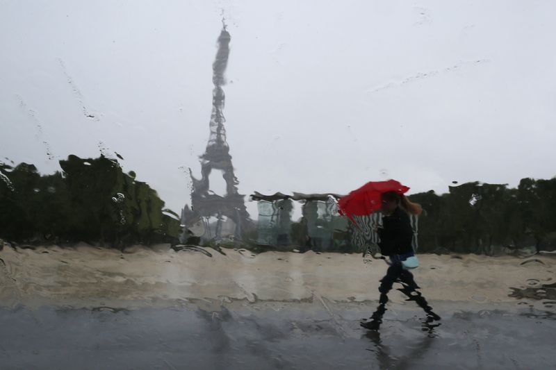 &copy; Reuters. De fortes pluies se sont abattues sur Paris mardi en fin de journée, provoquant des inondations dans certaines stations de métro. /Photo d'archives/REUTERS/Gonzalo Fuentes