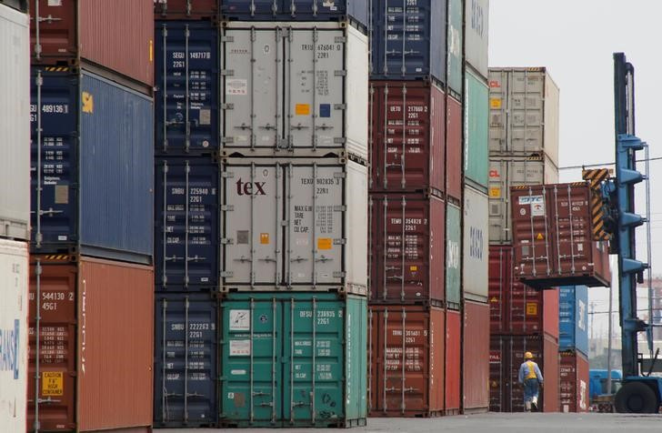 &copy; Reuters. 　財務省が１７日発表した７月貿易統計速報は、貿易収支が１兆４３６８億円の赤字だった。ロイターの予測中央値は１兆４０５０億円の赤字だった。写真は都内の港湾施設で２０１７年７