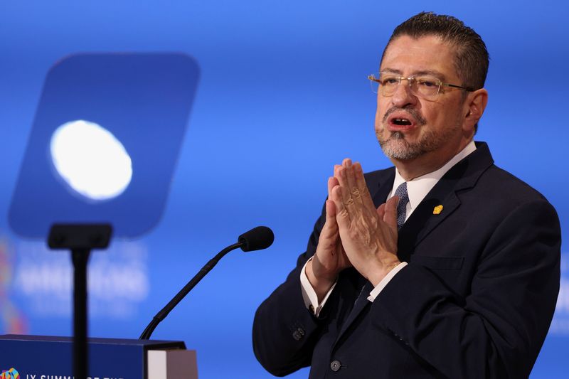 &copy; Reuters. FILE PHOTO: Costa Rica's President Rodrigo Chaves speaks at the Leaders' Second Plenary Session during the Ninth Summit of the Americas in Los Angeles, California, U.S., June 10, 2022. REUTERS/Mike Blake