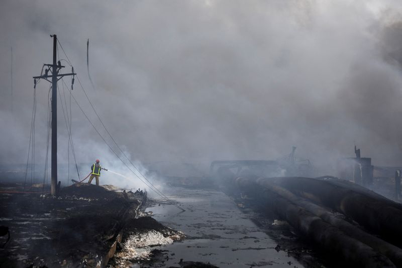 &copy; Reuters. رجل إطفاء يعمل في المنطقة التي شهدت انفجار خزانات تخزين الوقود يوم التاسع من يوليو تموز 2022 قريبا من ميناء ماتانزاس بكوبا. تصوير: ألكساندر مي