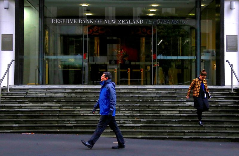 &copy; Reuters. FOTO DE ARCHIVO: Peatones caminan cerca de la entrada principal del Banco de la Reserva de Nueva Zelanda en el centro de Wellington, Nueva Zelanda, 3 de julio de 2017.   REUTERS/David Gray
