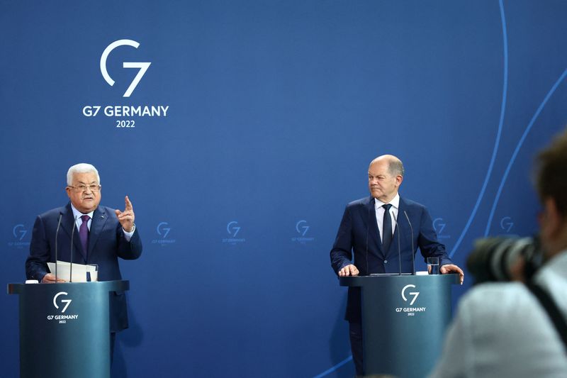 &copy; Reuters. المستشار الألماني أولاف شولتس والرئيس الفلسطيني محمود عباس في مؤتمر صحفي ببرلين يوم الثلاثاء. تصوير: ليزي نيسنر - رويترز