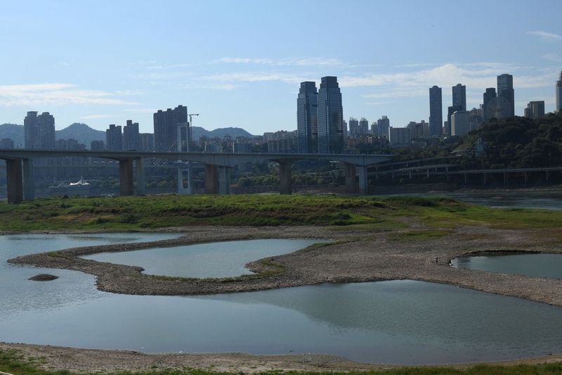 &copy; Reuters. ８月１７日　中国政府が長江流域で緊急の干ばつ対策を打ち出している。写真は露出した長江の川床。１７日に重慶で撮影（２０２２年　ロイター） 