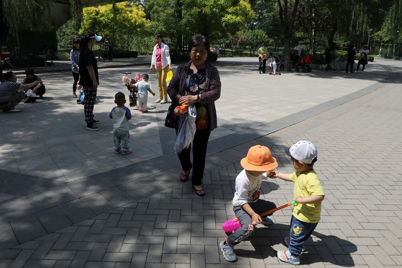 &copy; Reuters. 　８月１６日、中国国家衛生健康委員会は、人工妊娠中絶の抑制と高価な不妊治療の利用促進などを盛り込んだ地方政府向けの指針を発表した。写真は北京市で２０２１年６月撮影（２０２