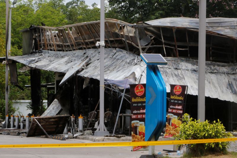 © Reuters. متجر تضرر بعد انفجار في اقليم يالا جنوب البلاد يوم الأربعاء. تصوير: سورابان بونثانوم - رويترز