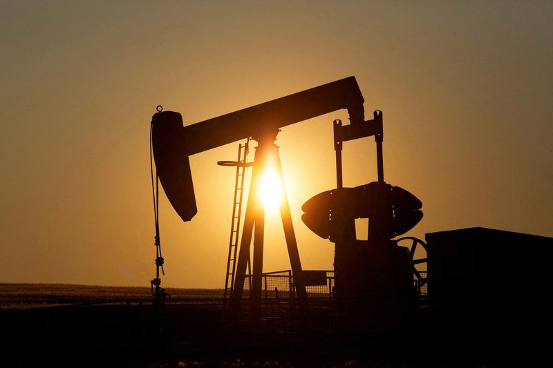 &copy; Reuters. Una pompa petrolifera presso un campo petrolifero a Calgary, Alberta, Canada.  REUTERS/Todd Korol/