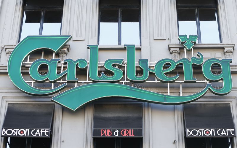 &copy; Reuters. Carlsberg a fait état mercredi d'un chiffre d'affaires au deuxième trimestre inférieur aux attentes, pénalisé par la hausse des prix des matières premières et de l'énergie, malgré une reprise des ventes dans les bars et restaurants. /Photo d'arch