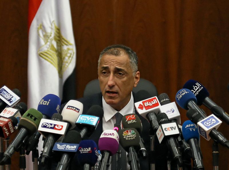 &copy; Reuters. طارق عامر يتحدث في مؤتمر صحفي في القاهرة بصورة من أرشيف رويترز.