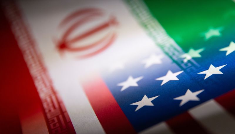&copy; Reuters. العلمان الإيراني والأمريكي في صورة توضيحية يوم 27 يناير كانون الثاني 2022. تصوير: دادو روفيتش - رويترز