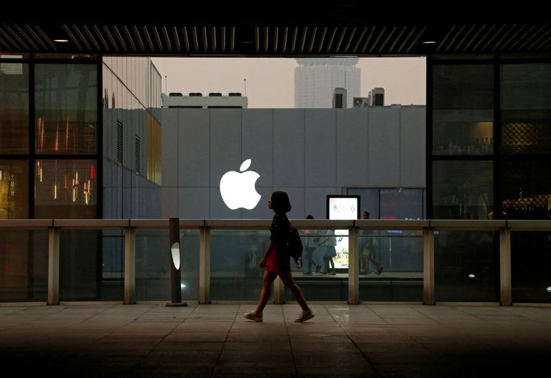 &copy; Reuters.  ８月１６日、米アップルのサプライヤーが、ベトナムで初めて腕時計端末のアップル・ウォッチとノートパソコン（ＰＣ）のマックブックを生産するため交渉している。写真は北京のアッ