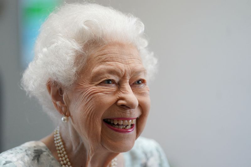 &copy; Reuters. ملكة بريطانيا إليزابيث خلال زيارة لافتتاح مبنى جديد في ميدينهيد في انجلترا يوم 15 يوليو تموز 2022. صورة لرويترز من ممثل لوكالات الأنباء.