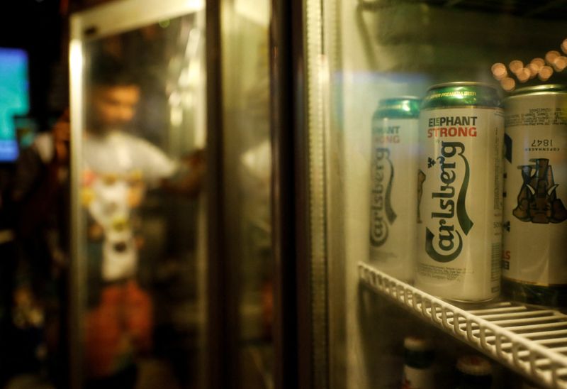 &copy; Reuters. FILE PHOTO: Carlsberg beer cans are seen at a pub in Mumbai, India, October 20, 2018. REUTERS/Danish Siddiqui