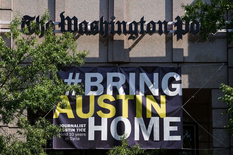 &copy; Reuters. FILE PHOTO: A #BringAustinHome" banner, honoring freelance journalist Austin Tice who was abducted in Syria in 2012, hangs outside of The Washington Post headquarters in Washington, D.C., U.S., Aug. 9, 2022. REUTERS/Sarah Silbiger