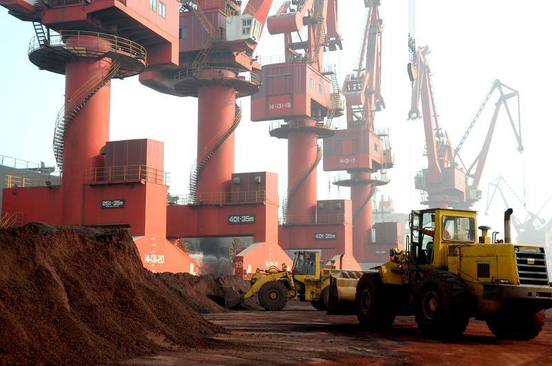 &copy; Reuters. FOTO DE ARCHIVO. Trabajadores transportan tierra con elementos de tierras raras para su exportación en un puerto de Lianyungang, provincia de Jiangsu, China