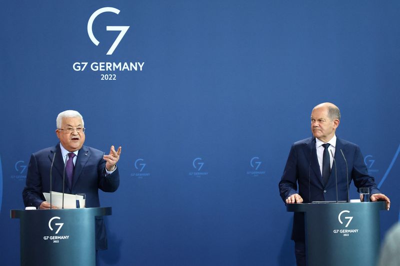 &copy; Reuters. FOTO DE ARCHIVO. El canciller alemán, Olaf Scholz, y el presidente palestino, Mahmoud Abbas, asisten a una conferencia de prensa, en Berlín, Alemania. 16 de agosto de 2022. REUTERS/Lisi Niesner
