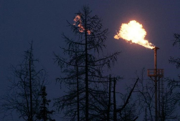 &copy; Reuters. Imagen de archivo de actividad en el yacimiento de gas y petróleo de Yuzhno Russkoye, a unos 200 kilómetros de la localidad siberiana de Novy Urengoy, Rusia. 18 diciembre 2007. REUTERS/Denis Sinyakov
