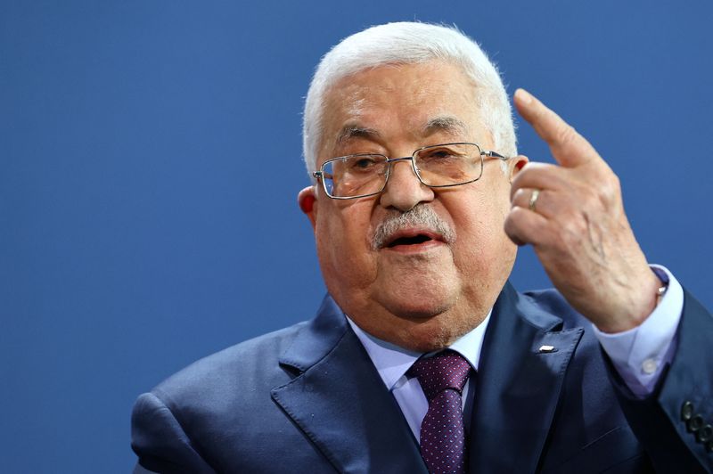 &copy; Reuters. الرئيس الفلسطيني محمود عباس يتحدث في مؤتمر صحفي في برلين يوم الثلاثاء. تصوير: ليزي نيسنر - رويترز