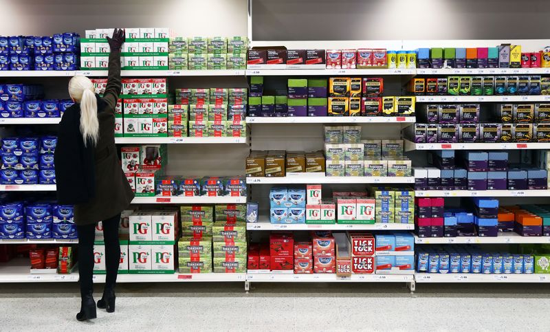 &copy; Reuters. Consumidora tenta alcançar caixa de chá em supermercado, em Londres, Reino Unido
11/04/2017 REUTERS/Neil Hall