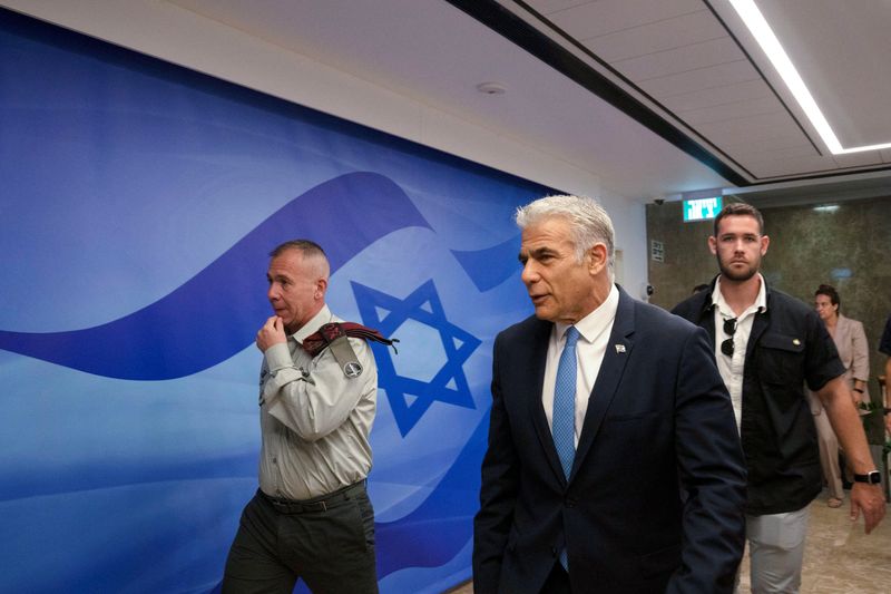 &copy; Reuters. FOTO DE ARCHIVO. El primer ministro de Israel, Yair Lapid, camina mientras asiste a la reunión semanal del gabinete en Jerusalén. 14 de agosto de 2022. Maya Alleruzzo/Pool vía REUTERS