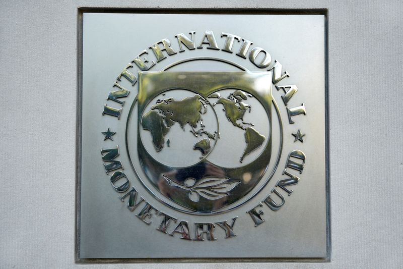 © Reuters. FILE PHOTO: International Monetary Fund (IMF) logo is seen at the IMF headquarters building during the IMF/World Bank annual meetings in Washington, U.S., October 14, 2017. REUTERS/Yuri Gripas