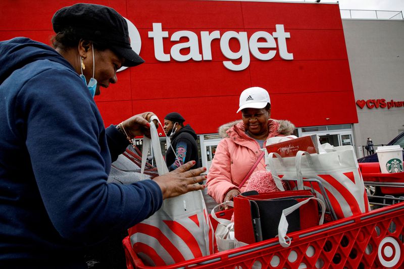 &copy; Reuters. Foto de archivo de compradores saliendo de una tienda de Target en Brooklyn