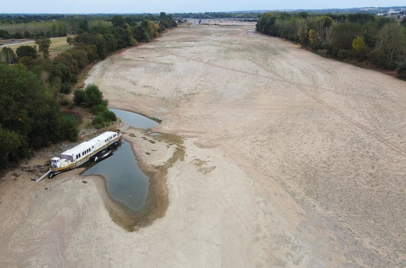 &copy; Reuters. Una vista aérea muestra un brazo del río Loira mientras la sequía histórica golpea a Francia, en Loireauxence
Ago 16, 2022. REUTERS/Stephane Mahe