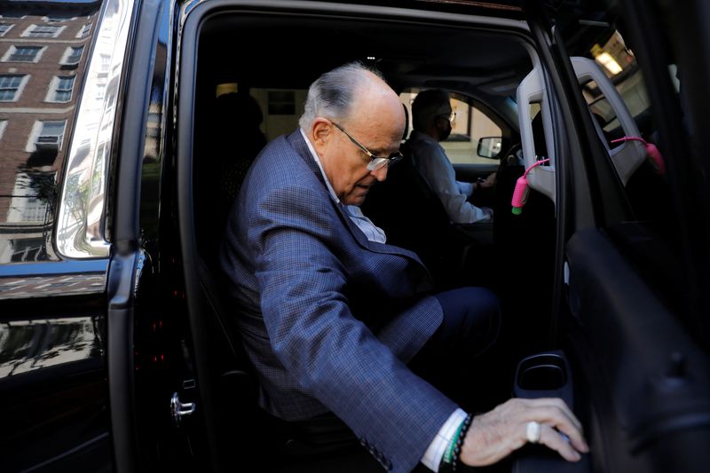 © Reuters. FILE PHOTO: Former New York City Mayor Rudy Giuliani is seen in a vehicle outside his apartment building after his law license was suspended in Manhattan in New York City, New York, U.S., June 24, 2021. REUTERS/Andrew Kelly