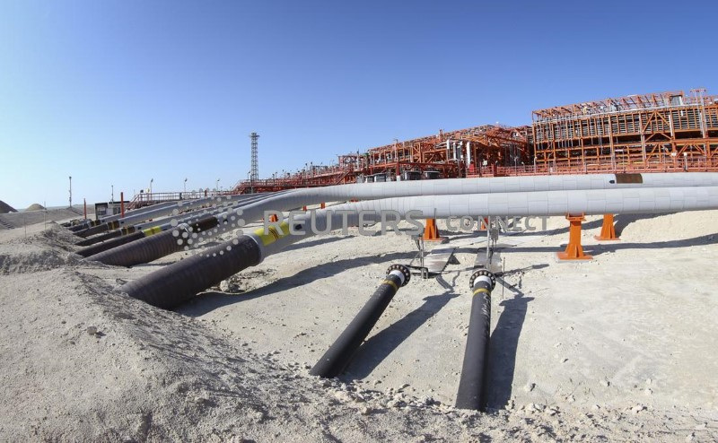 &copy; Reuters. L'infrastruttura dell'isola D, il principale centro di lavorazione, è raffigurata nel giacimento petrolifero offshore di Kashagan, nel Mar Caspio, nel Kazakistan occidentale, il 22 agosto 2013. Immagine scattata il 22 agosto 2013.       
Da abbinare a In