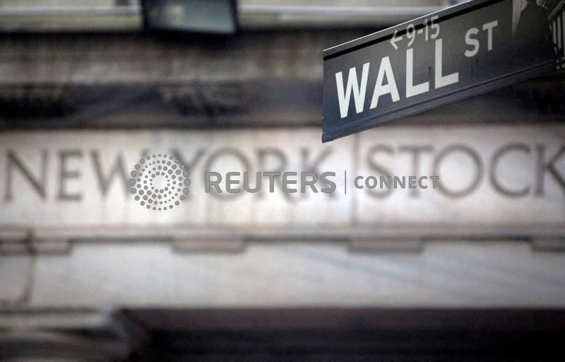 &copy; Reuters. Un cartello stradale di Wall Street davanti all'ingresso della Borsa di New York. REUTERS/Carlo Allegri