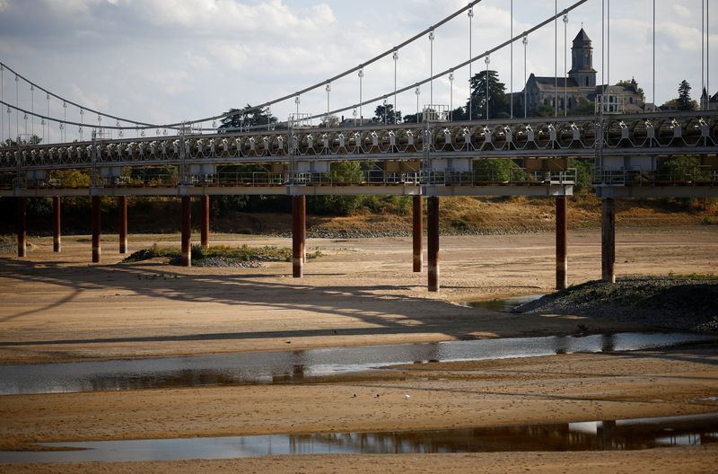 &copy; Reuters. La Loire est un fleuve peu profond dans le meilleur des cas mais cette année la sécheresse a réduit son débit d'eau comme rarement auparavant. /Photo prise le 16 août 2022/REUTERS/Stéphane Mahé