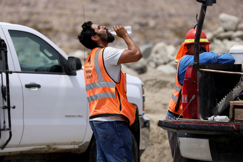 &copy; Reuters. FILE PHOTO: A contruction worker drinks water in temperatures that have reached well above triple digits in Palm Springs, California, U.S. July 20, 2022.  REUTERS/David Swanson