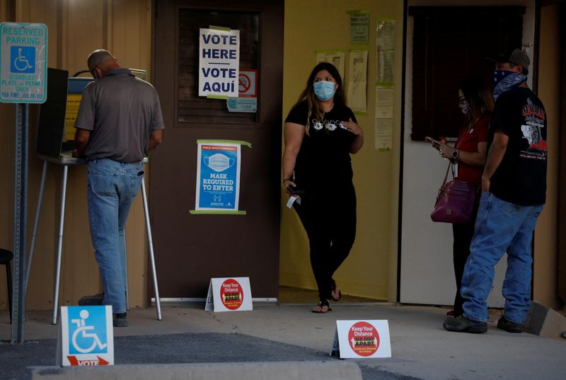 &copy; Reuters. FILE PHOTO: A voter fills in his ballot at a polling booth as other voters wait in line, on Election Day at a polling station in Marana, Arizona, U.S. November 3, 2020.  REUTERS/Cheney Orr/File Photo