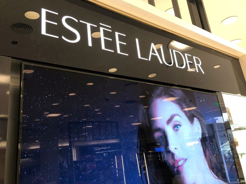 &copy; Reuters. FILE PHOTO: An Estee Lauder cosmetics counter is seen in Los Angeles, California, U.S., August 19, 2019. REUTERS/Lucy Nicholson