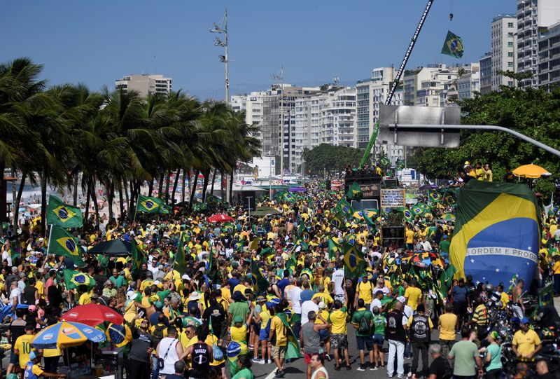 &copy; Reuters. Apoiadores do presidente Jair Bolsonaro na praia de Copacabana
01/05/2022
REUTERS/Lucas Landau