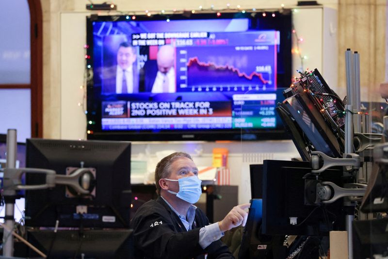 © Reuters. FILE PHOTO: A trader works on the trading floor on the last day of trading before Christmas at the New York Stock Exchange (NYSE) in Manhattan, New York City, U.S., December 23, 2021. REUTERS/Andrew Kelly