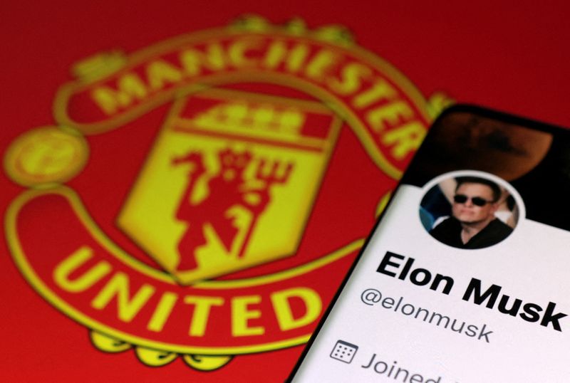 © Reuters. Elon Musk's twitter account and Manchester United logo are seen in this illustration taken, August 17, 2022. REUTERS/Dado Ruvic/Illustration