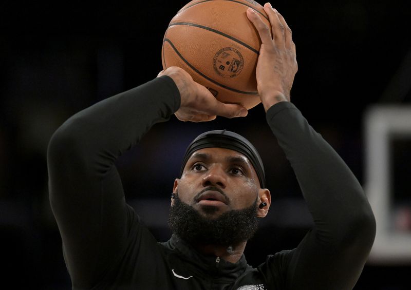 &copy; Reuters. LeBron James em aquecimento antes de partida do Lakers
01/04/2022
Jayne Kamin-Oncea-USA TODAY Sports