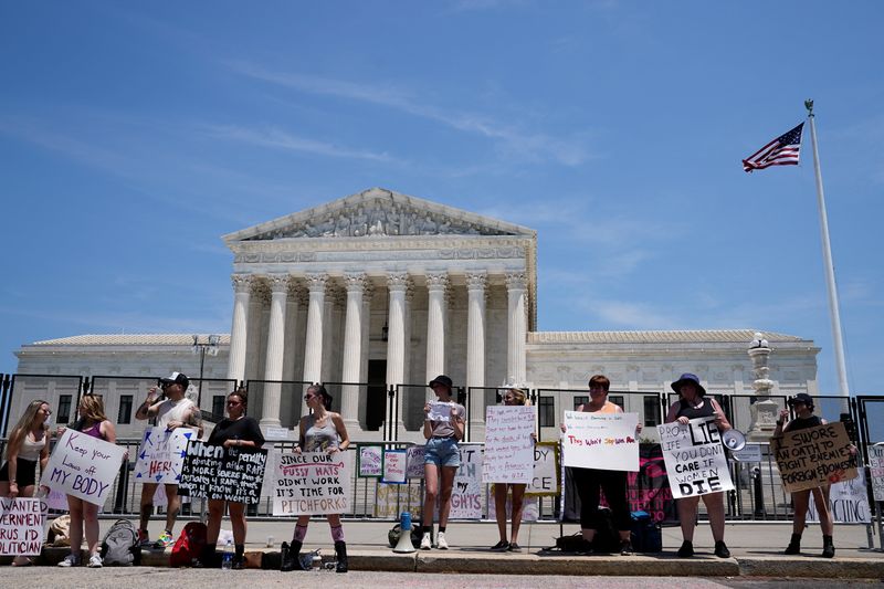 &copy; Reuters. FILE PHOTO: Abortion rights supporters protest outside the U.S. Supreme Court two days after the United States Supreme Court ruled in the Dobbs v Women's Health Organization abortion case, overturning the landmark Roe v Wade abortion decision, in Washingt