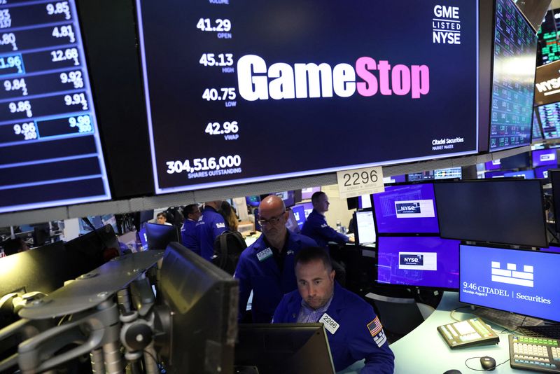 © Reuters. FILE PHOTO: Traders work under signage for GameStop Corp. (NYSE: GME) on the trading floor at the New York Stock Exchange (NYSE) in Manhattan, New York City, U.S., August 8, 2022. REUTERS/Andrew Kelly