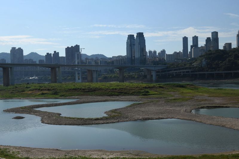 &copy; Reuters. 　８月１８日、中国の水利省は、長江の上・中流域で深刻な干ばつが９月まで続く可能性があると警告した。写真は長江の露出した川床。重慶で１７日撮影。提供写真（２０２２年　ロイタ