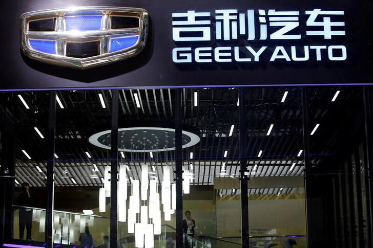 &copy; Reuters. 　８月１８日、中国自動車メーカーの吉利汽車が発表した２０２２年上半期決算は、純利益が３５％減の１５億５０００万元（２億２８３０万ドル）になった。写真は北京で２０１６年４月