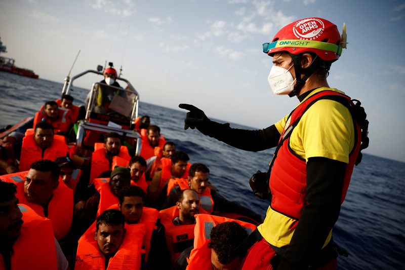 &copy; Reuters. Un miembro del barco de rescate de la ONG Proactiva Open Arms Uno da instrucciones a los migrantes durante una operación de búsqueda y rescate (SAR) en el centro del Mar Mediterráneo. 17 de agosto de 2022. REUTERS/Juan Medina